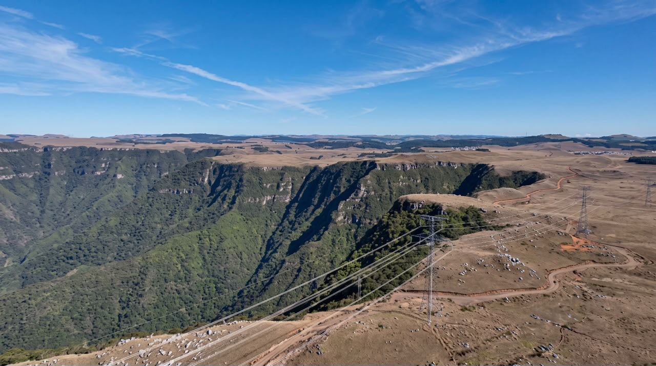 Aerogeradores em campo verde ao entardecer